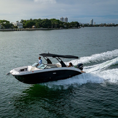 29’ Sea Ray Boat Rental in Miami – Private Charter with Captain (Up to 10 Guests)