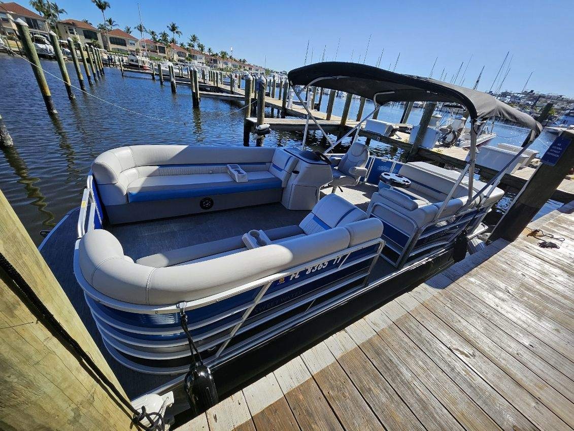 24ft Sweetwater Tri toon at Burnt Store Marina — Cape Coral