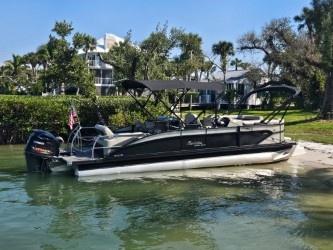 25ft Barletta Entertainer Tri-toon at Burnt Store Marina — Cape Coral