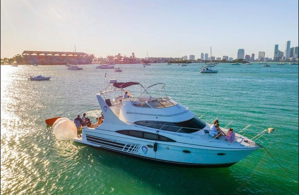 50' Carver DOMINATOR — Miami