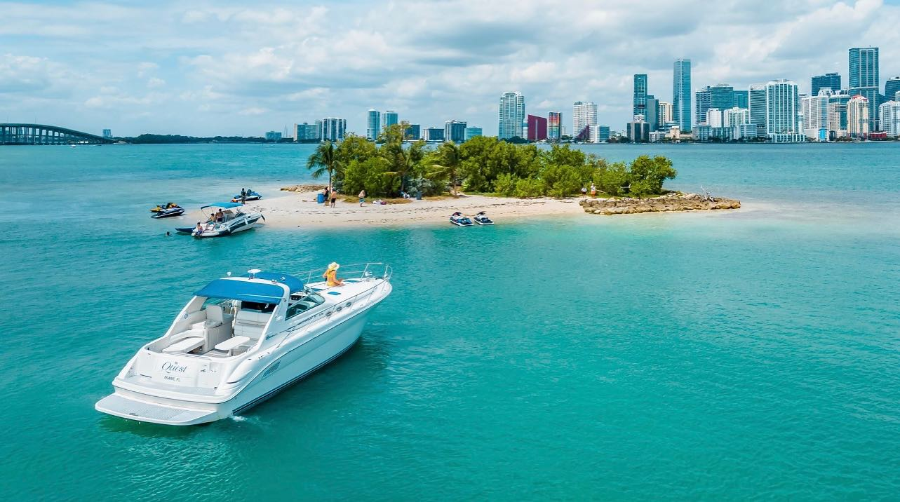 Quest 40' Yacht - Nighttime — Miami