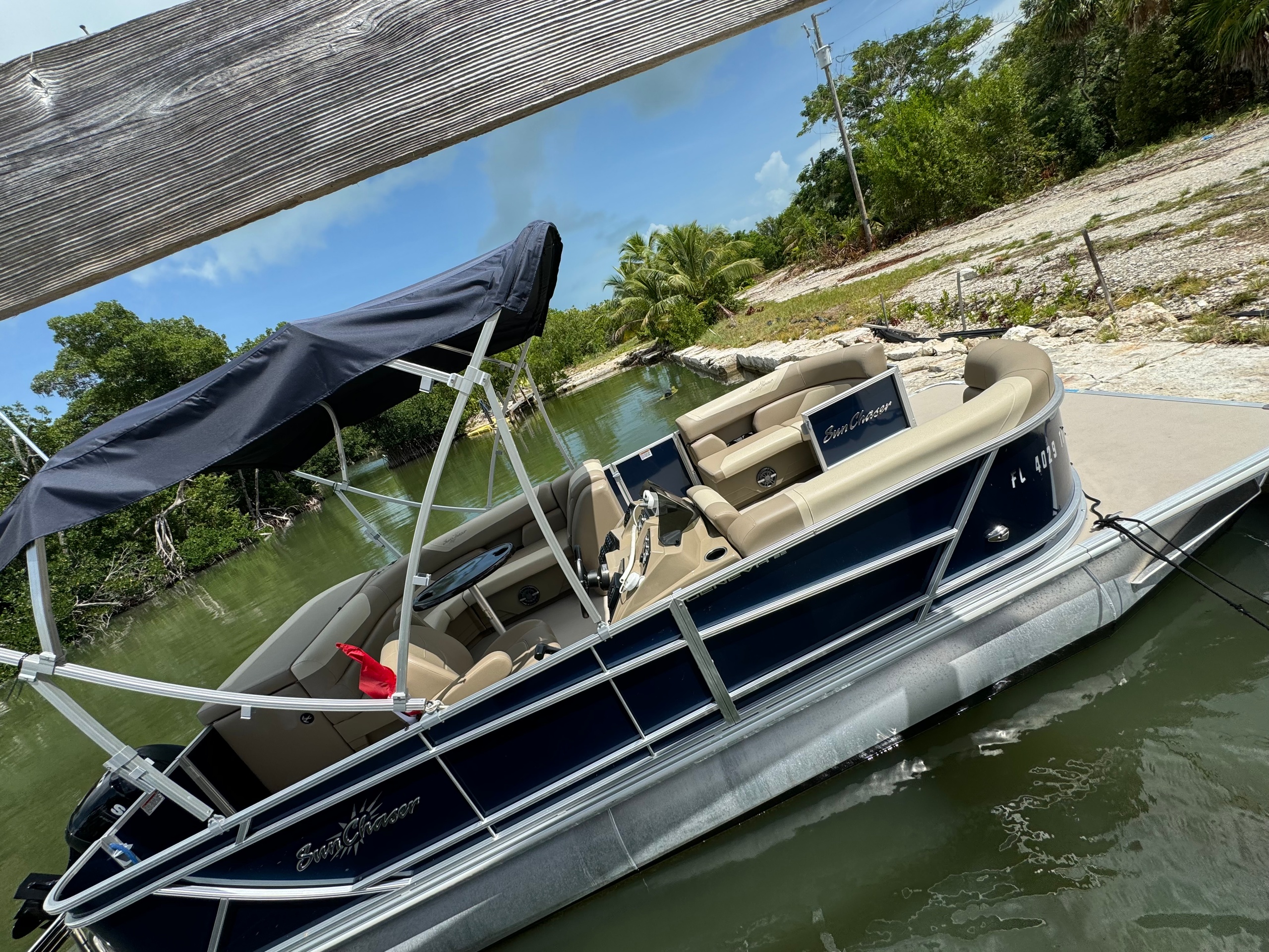 22-ft Sunchaser Pontoon Boat - Blue on Black — Marathon