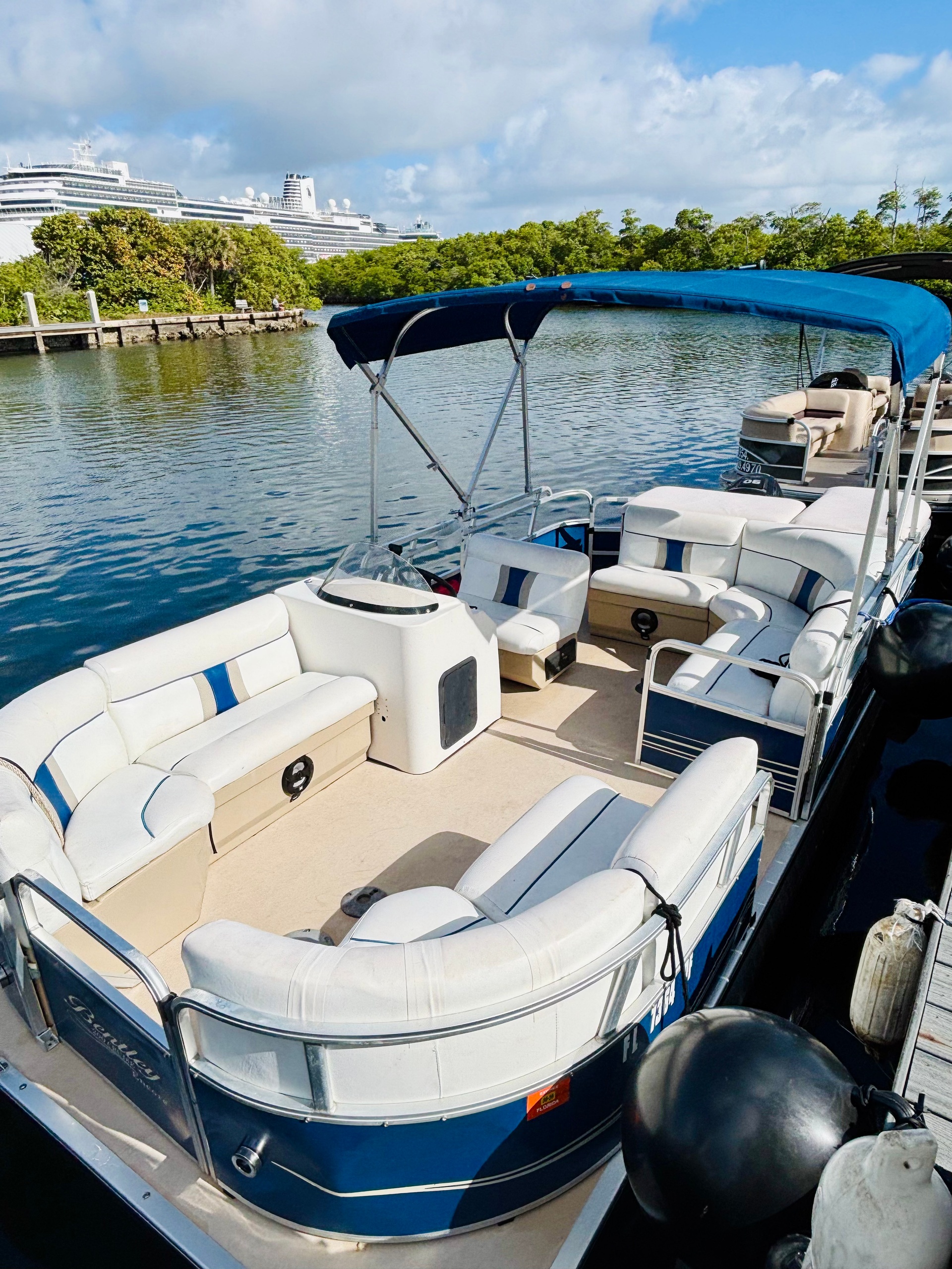Pontoon Boat 22 feet - 12pp/90Hp