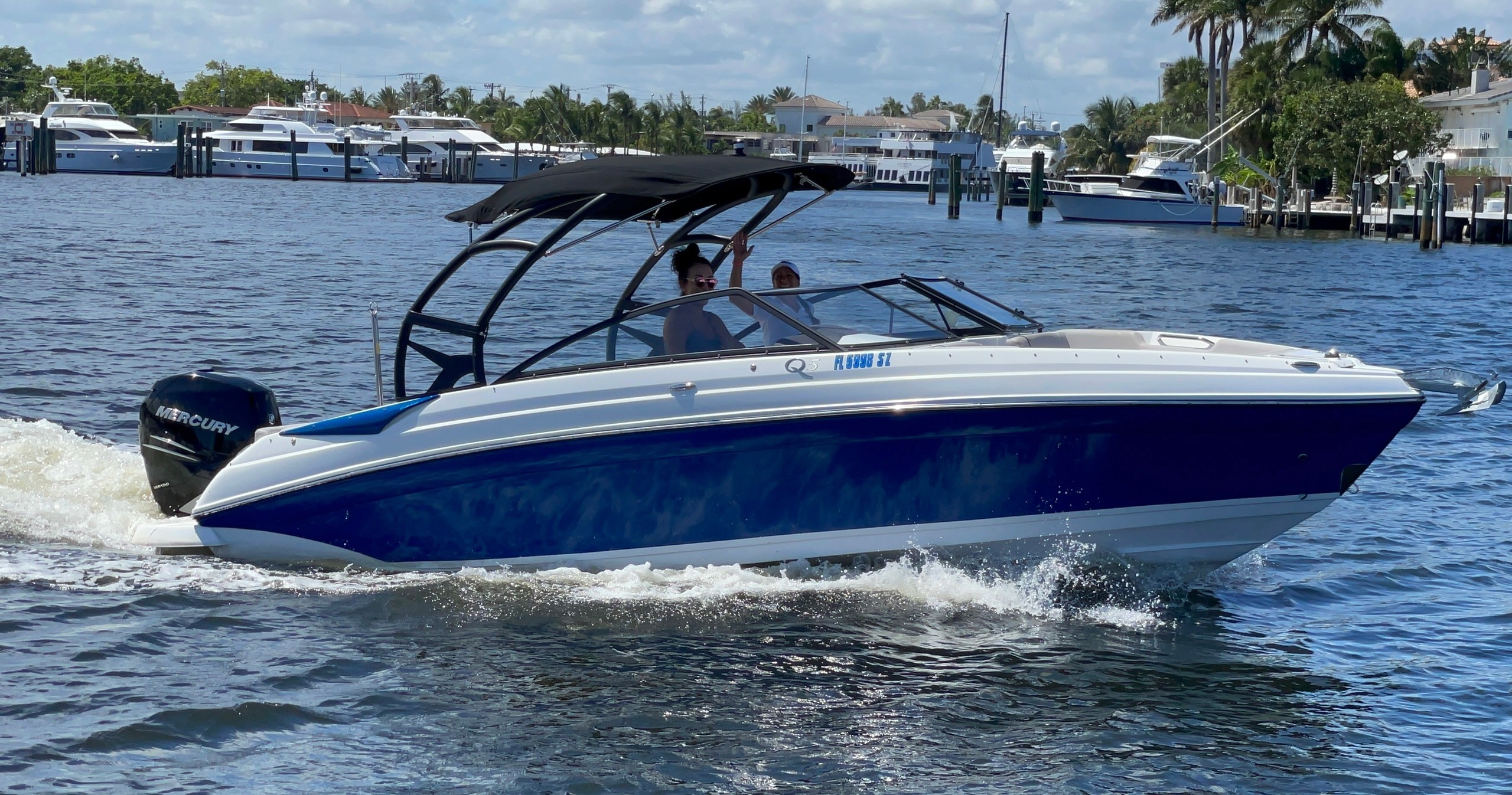 Hollywood - Rinker Q5 — Hollywood