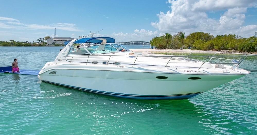 Quest 40' Yacht - Daytime — Miami