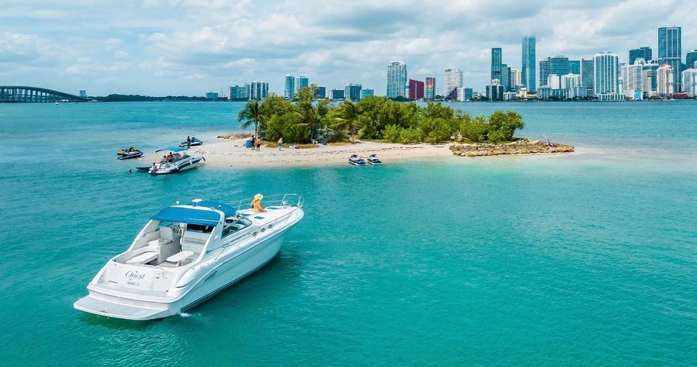 Quest 40' Yacht - Nighttime — Miami