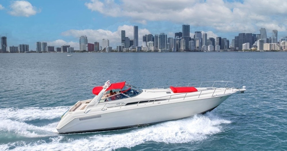 Stocks And Blondes 55' Yacht - Nighttime — Miami