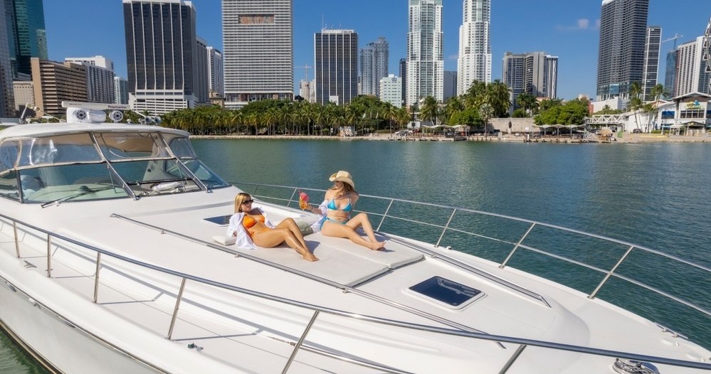Bettsy 60' Yacht - Nighttime — Miami