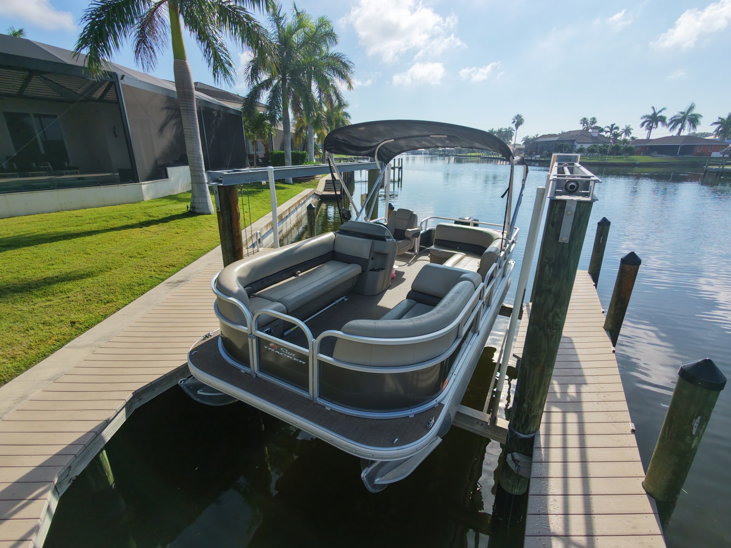 Sun Tracker Pontoon - 75HP — Cape Coral