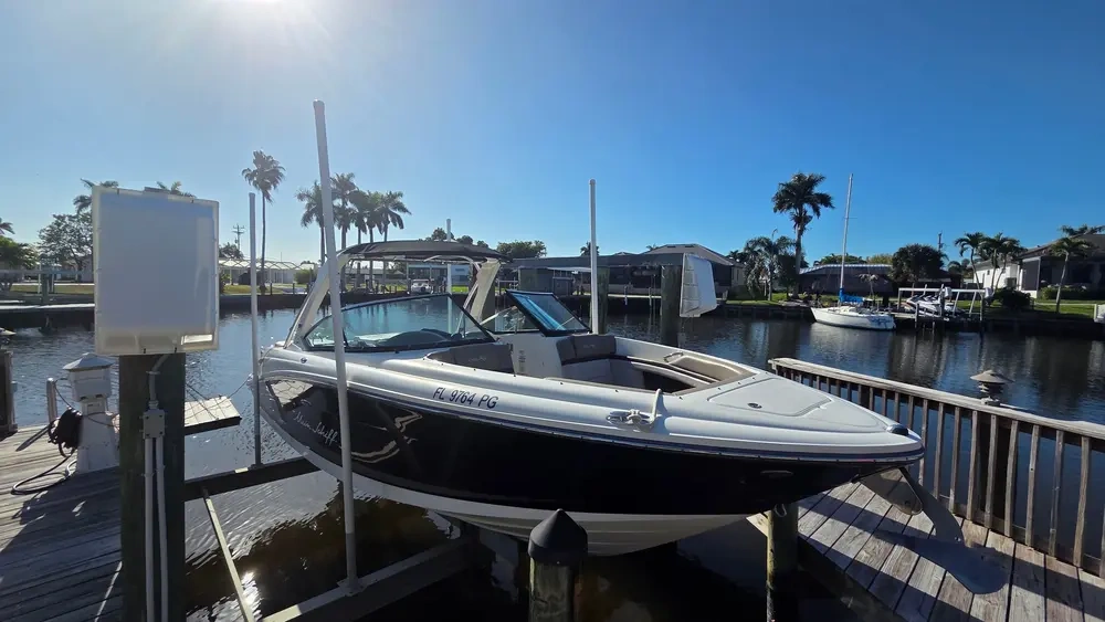 Sea Ray 290 SLX - 350HP V8 Inboard — Cape Coral
